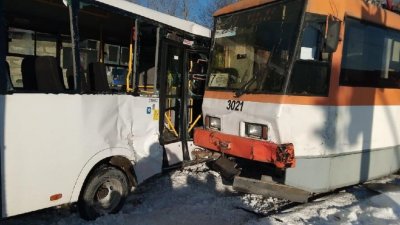 В Барнауле восемь человек пострадали в ДТП с трамваем и маршруткой
