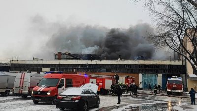 Вертолеты помогли: спасатели ликвидировали открытое горение на складе в Москве