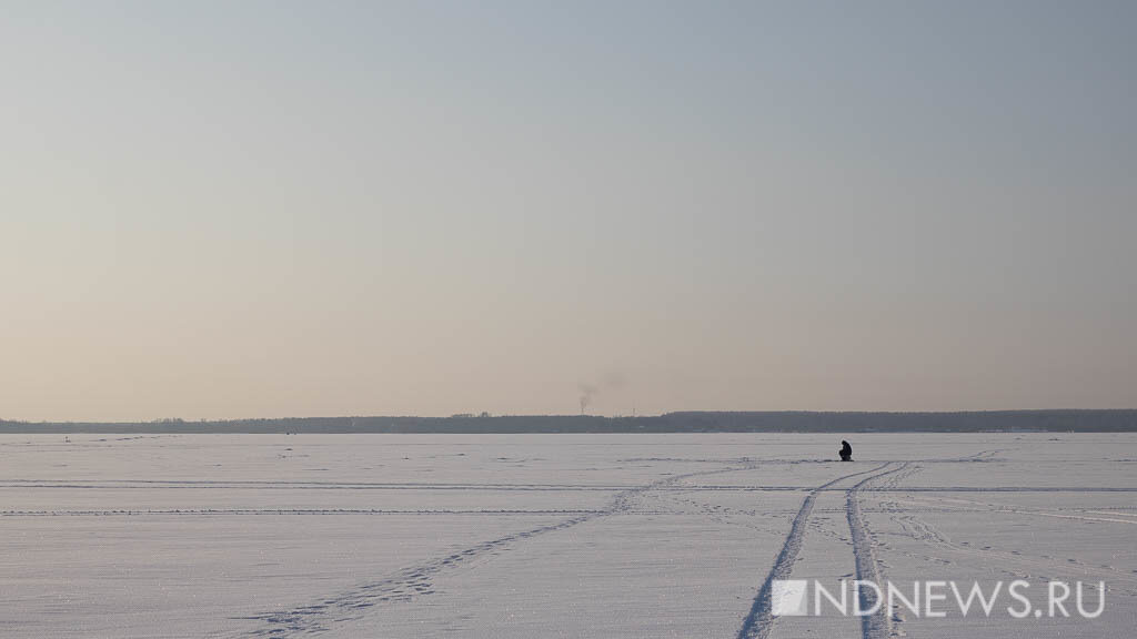 Жители курганского села колют лед на озере, чтобы добыть себе питьевую воду