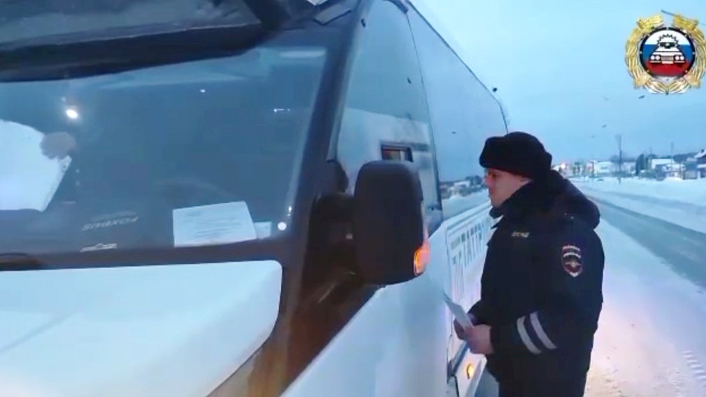 В Ивделе водитель автобуса пустил за руль пассажира без прав
