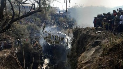 Спасатели нашли черные ящики после крушения самолета в Непале