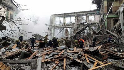 Ударом ВСУ разрушено здание ТЦ в Донецке. Есть погибшие и раненые, ведется разбор завалов