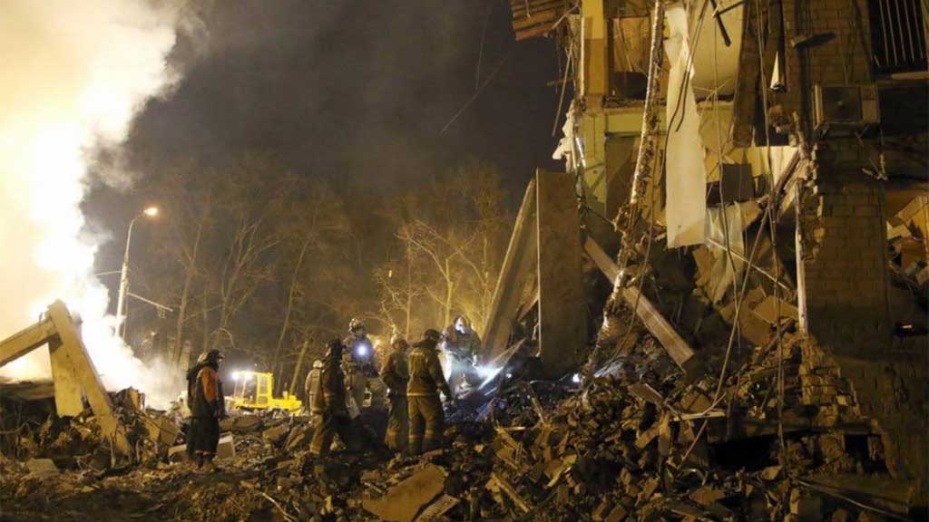 Тела трех человек достали из-под завалов ТЦ в Донецке, разрушенного ударом ВСУ