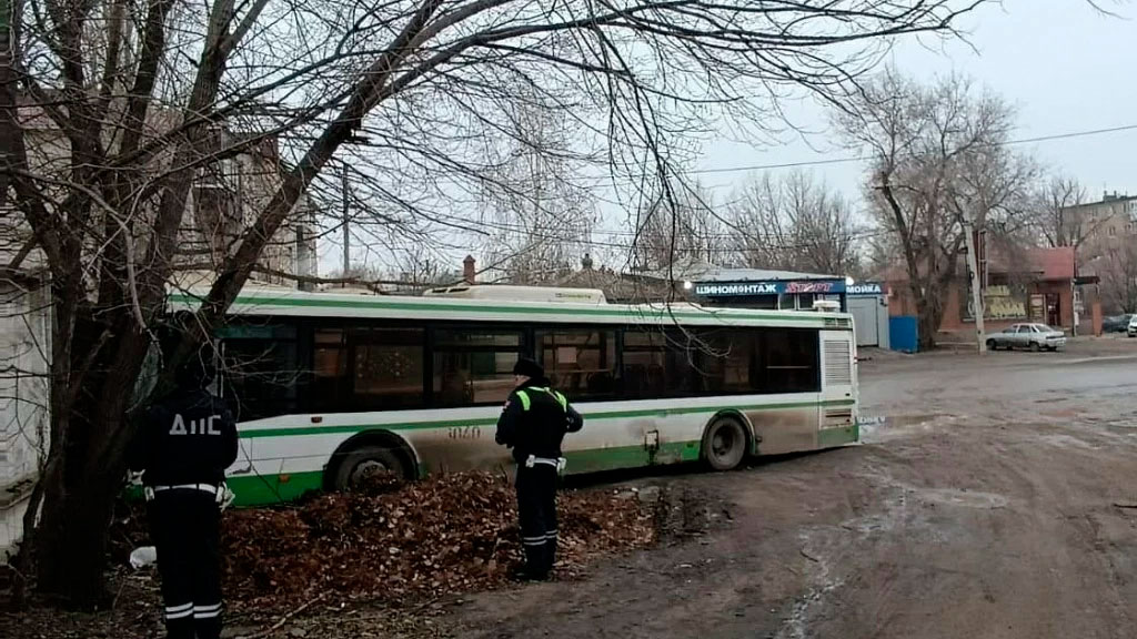 Под Ростовом в аварии с автобусом пострадало 13 человек