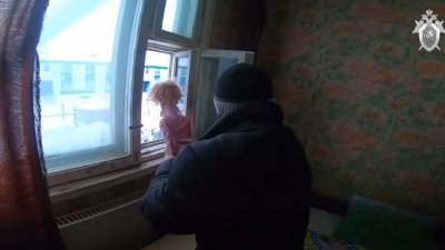 На Ямале пьяный мужчина выкинул плачущего ребёнка в окно (ВИДЕО)