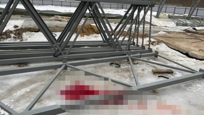 Строителя придавило насмерть стальной фермой на западе Москвы