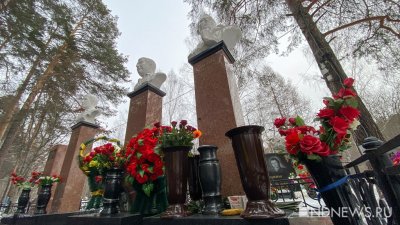 В годовщину смерти лидера ОПС «Уралмаш» на его могилу принесли цветы и конфеты (ФОТО)