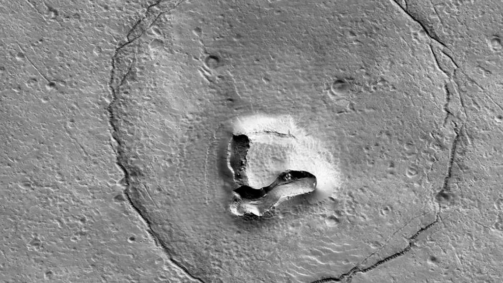 Астрономы NASA разглядели на Марсе огромную морду медведя