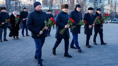 Полпред президента, и.о. губернатора и мэр принесли цветы к Ельцин-центру (ФОТО)