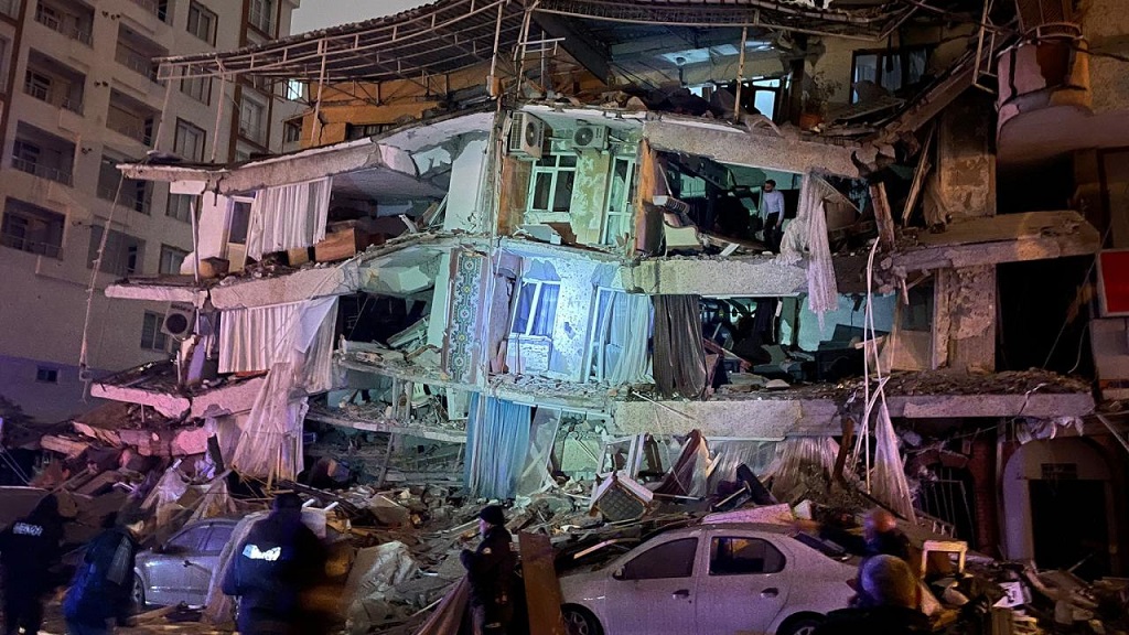 Мощное землетрясение унесло жизни 76 человек в Турции, 100 – в Сирии