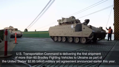 США опубликовали кадры погрузки БМП Bradley для Украины