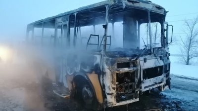 В Челябинской области школьный автобус вспыхнул посреди дороги