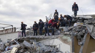 Число погибших при землетрясении в Турции превысило 7100 человек