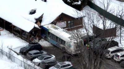 Два ребенка погибли: в Канаде автобус протаранил детский сад