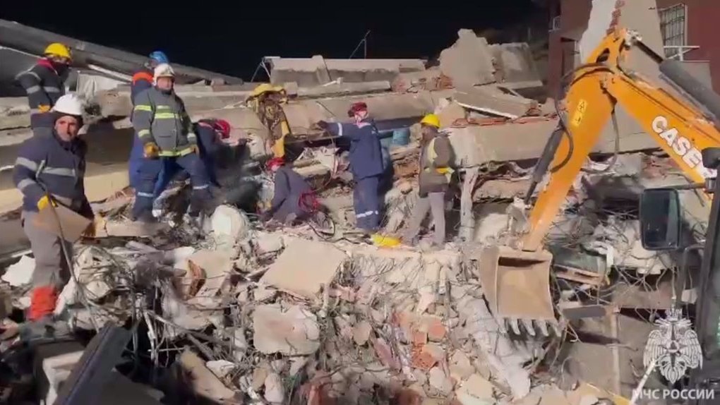 Спасатели МЧС нашли под руинами в Турции тела двух россиян
