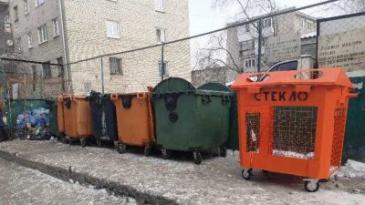 «Черные» мусорщики ломают и воруют сетки для пластика (ФОТО)