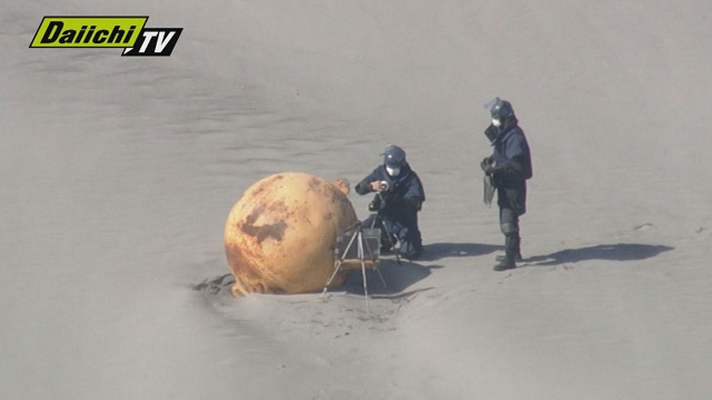 Подозрительный шар выбросило на пляж в Японии