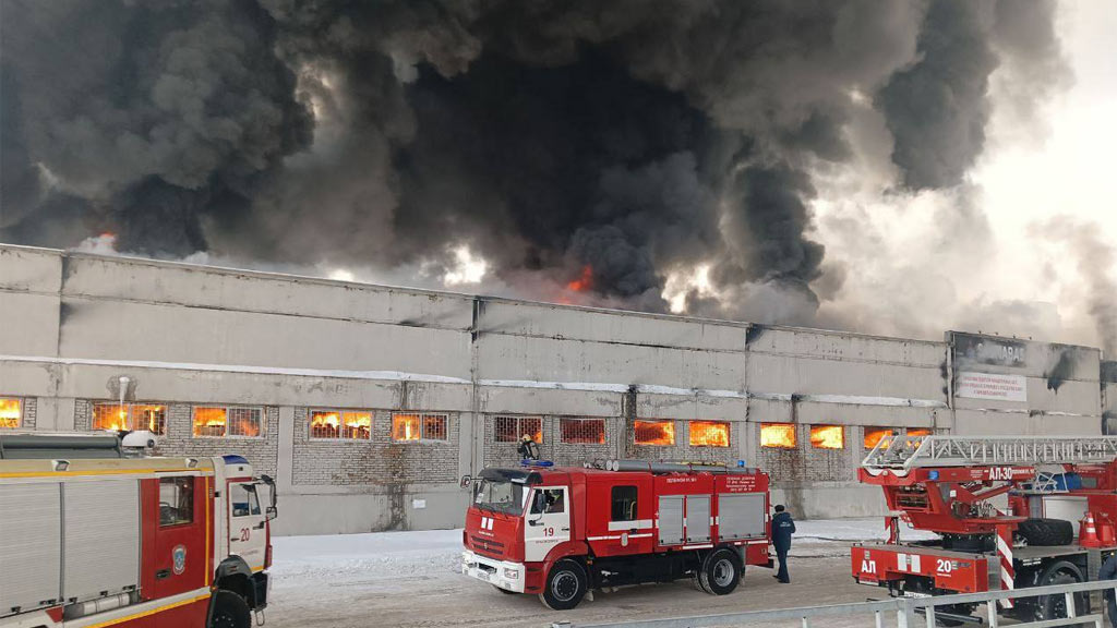 Крупный пожар в Красноярске: горит склад холодильников на площади 13 тысяч кв. м