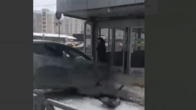 В Екатеринбурге машина врезалась в станцию метро