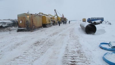 Во время прокладки трубопровода сварщик упал на арматуру на Ямале