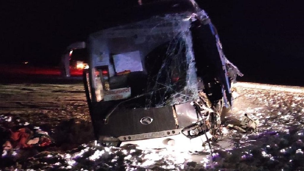 Два человека погибли: автобус врезался в грузовик на Алтае