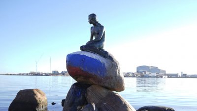 В Копенгагене основание статуи Русалочки покрасили в цвета флага России