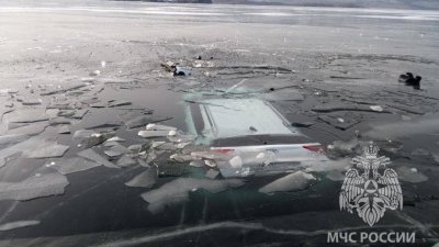 На Байкале автомобиль с четырьмя туристами ушел под лед