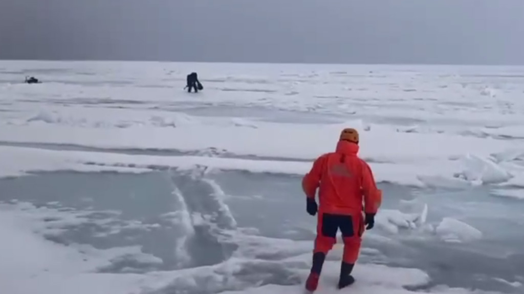 С отколовшейся льдины на Сахалине спасли 40 рыбаков