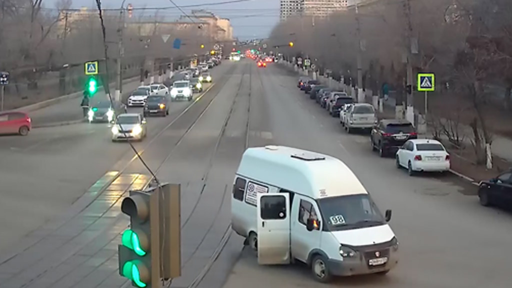 Пассажирка выпала из маршрутки в Волгограде во время движения, проводится проверка