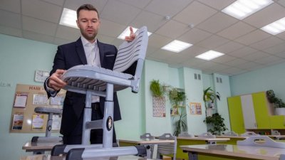 Депутат Вихарев купил мебель для школы № 167