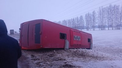 Автобус с пассажирами опрокинулся на трассе в Башкирии