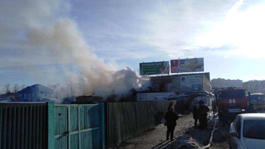 В Березовском пожарные час тушили полыхавшее кафе (ФОТО)