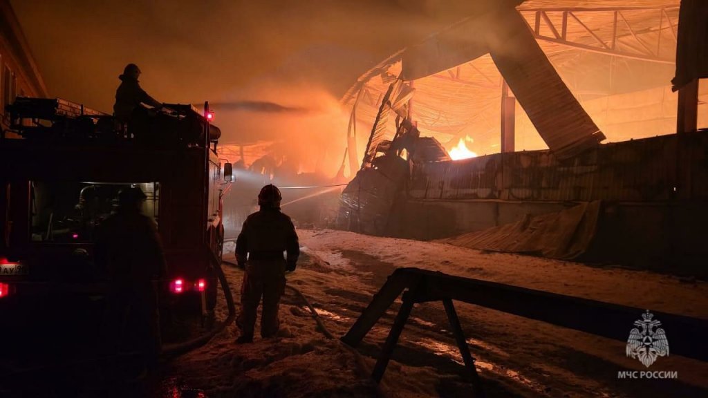 В Тавде полночи тушили пожар в цехе с горючими материалами (ФОТО)
