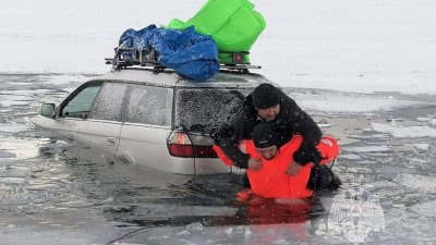 На Байкале машина с тремя людьми провалилась под лед