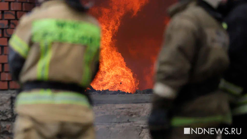 Роспотребнадзор берет пробы воздуха в Березовском, где полыхает пожар в промзоне