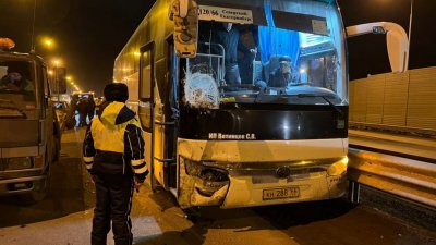 На Полевском тракте пассажирский автобус столкнулся с тремя легковушками (ФОТО)