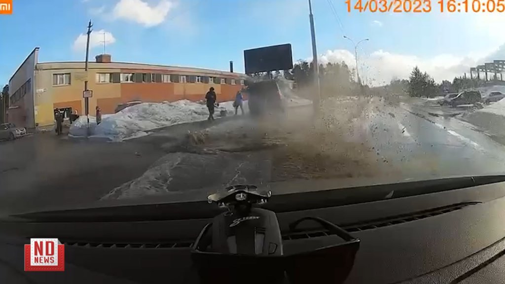 В Новоуральске водитель едва не снес людей, когда вылетел на бешеной скорости на тротуар (ВИДЕО)