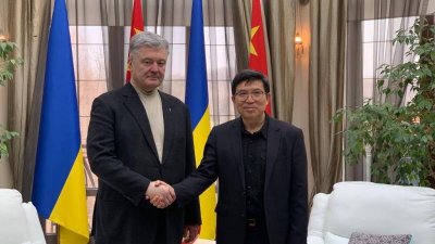 Подвыпивший Порошенко поймал в Киеве китайского посла и попытался его дискредитировать