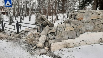 В поселке под Екатеринбургом водитель грузовика снес кусок стены мемориала и уехал (ФОТО)