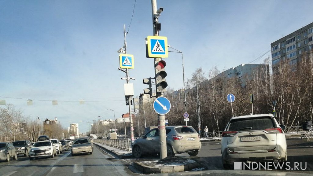 Екатеринбург из-за гололедицы и ДТП встал в пробки