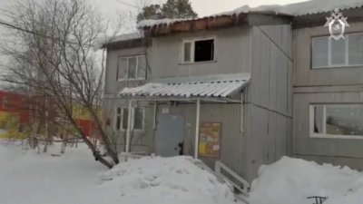 В Губкинском лёд с крыши травмировал мужчину (ВИДЕО)