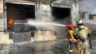 В Арамили крупный пожар в промышленном складе (ФОТО)