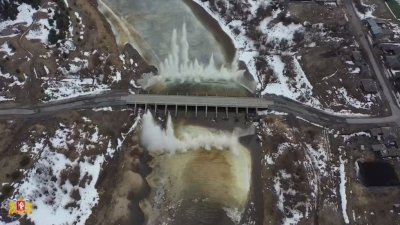 В Свердловской области взорвали лед у шести низководных мостов