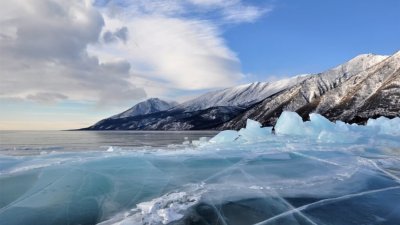 Голодные туристы посадили самолет на лед Байкала без разрешения