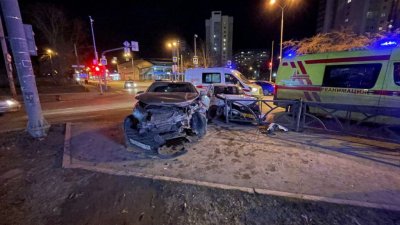 В Екатеринбурге в аварии с участием такси пострадали два человека (ФОТО)