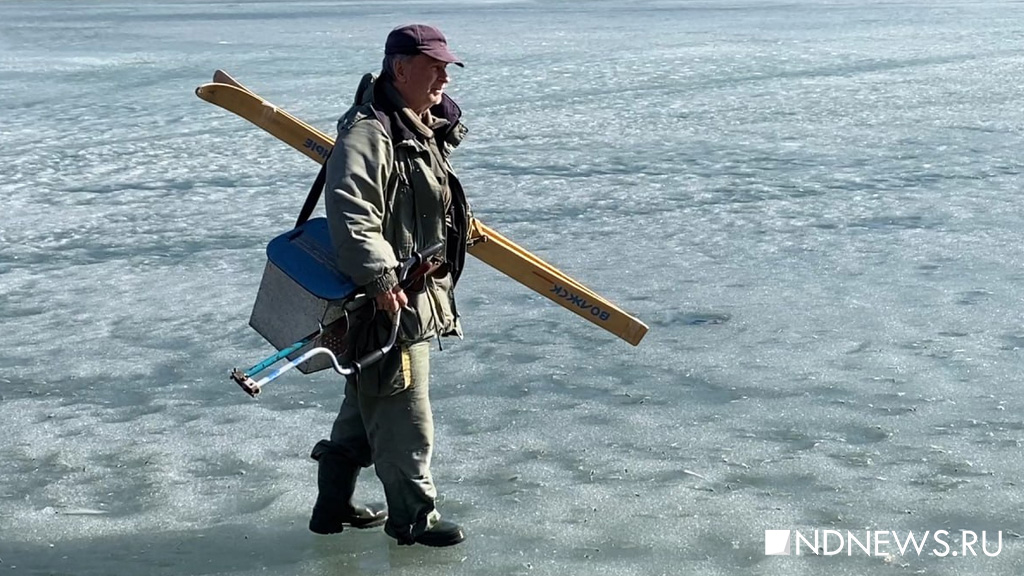 «Всегда проблема выйти на берег», – рыбаки продолжают сидеть у лунок на льду в +10 градусов (ФОТО, ВИДЕО)