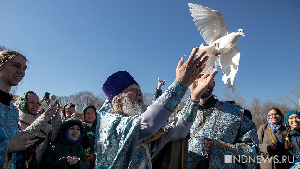 В храме выпустили голубей в честь Благовещения и показали, как готовятся к Пасхе (ФОТО)