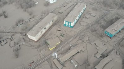 Слой вулканического пепла в камчатском поселке достиг 20 см