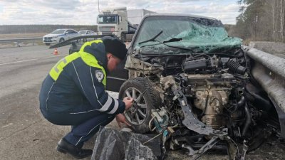 На ЕКАД водитель Hyundai уснул за рулем и врезался в грузовик (ФОТО)