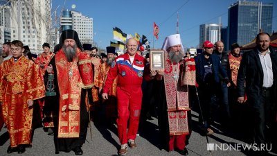 В Екатеринбурге прошел крестный ход с космонавтом (ФОТО, ВИДЕО)